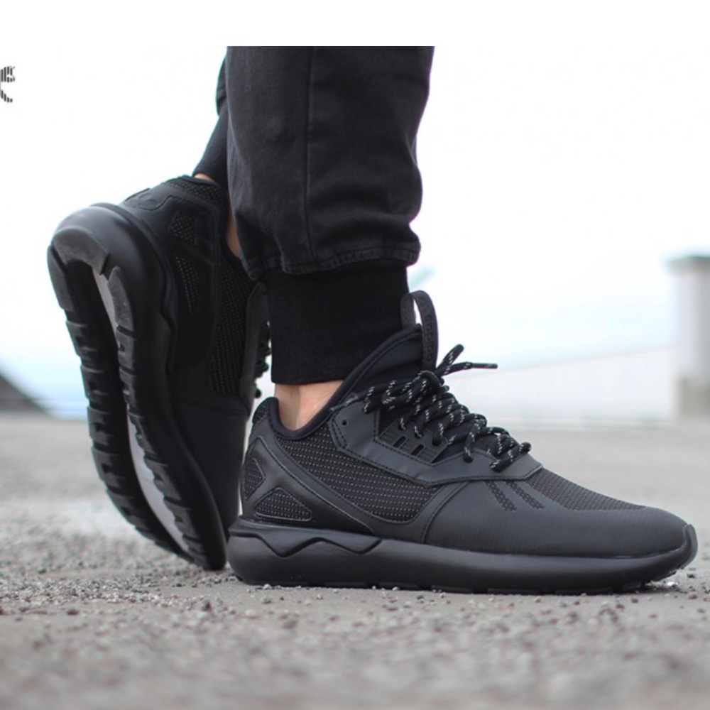 Adidas tubular core black